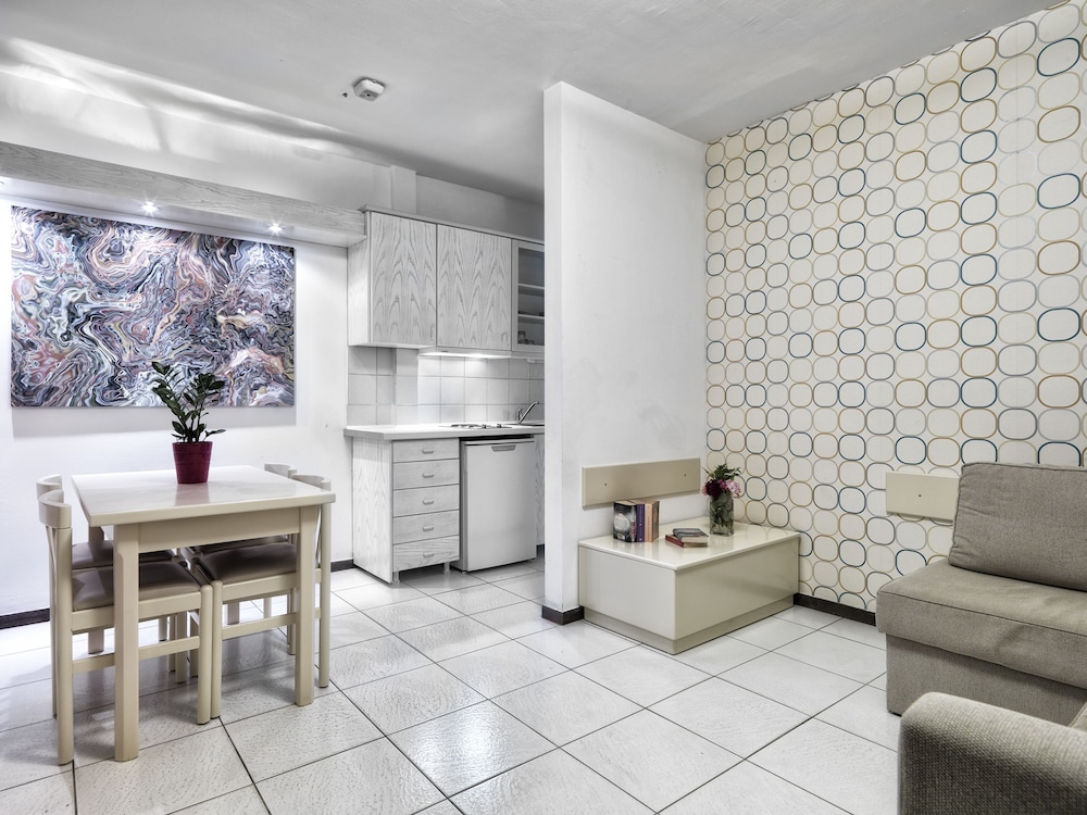 Elia Apartments 12/50
