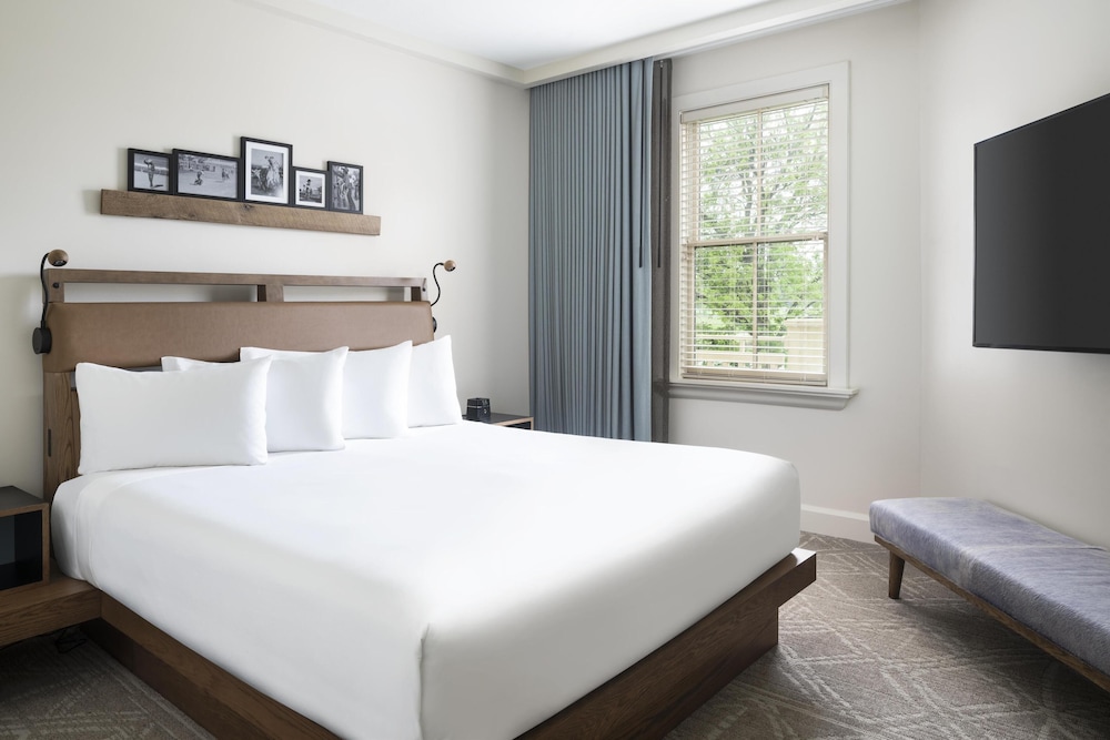 Pines, Suite, King Bed