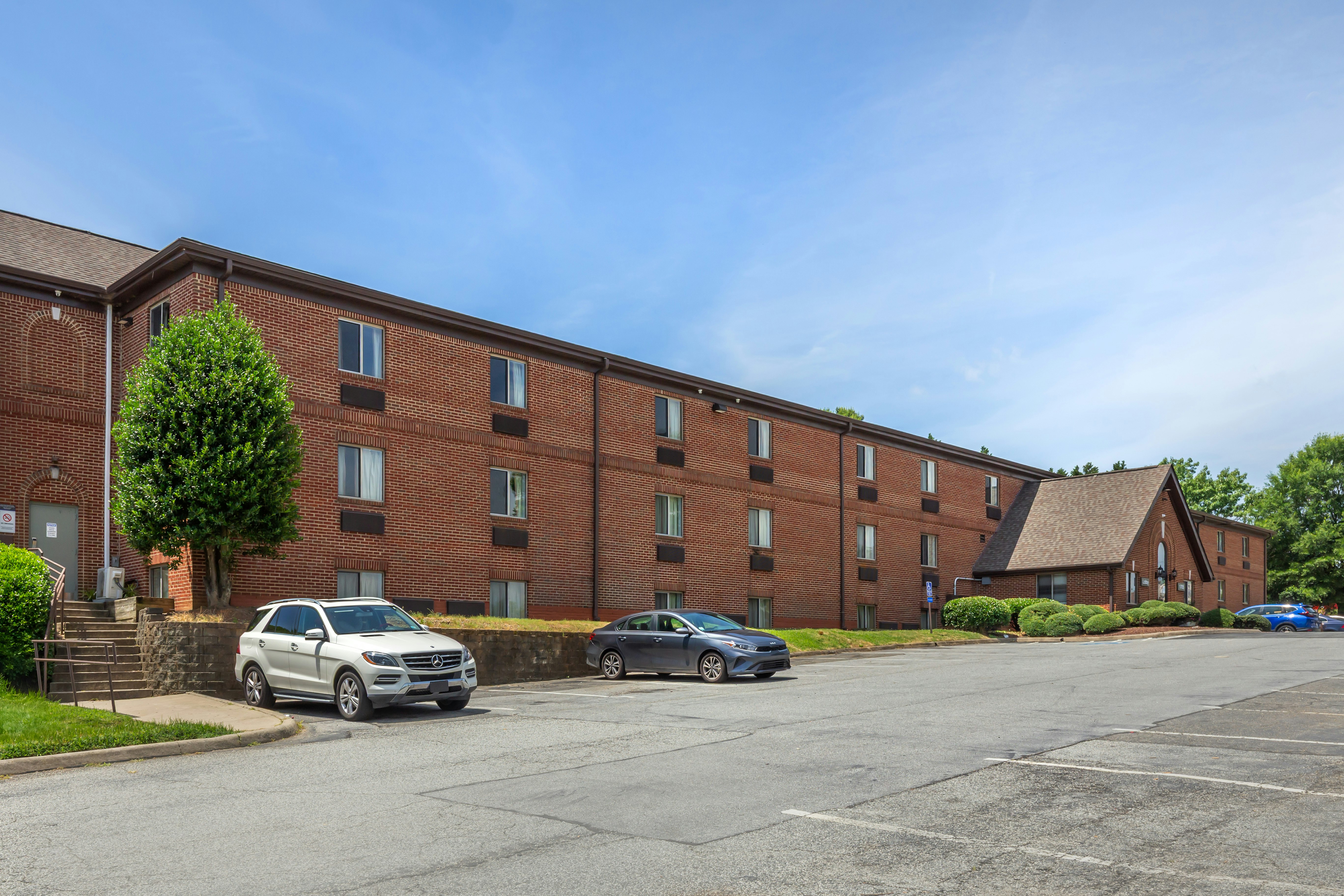 HomeTowne Studios & Suites by Red Roof Greensboro 25/28