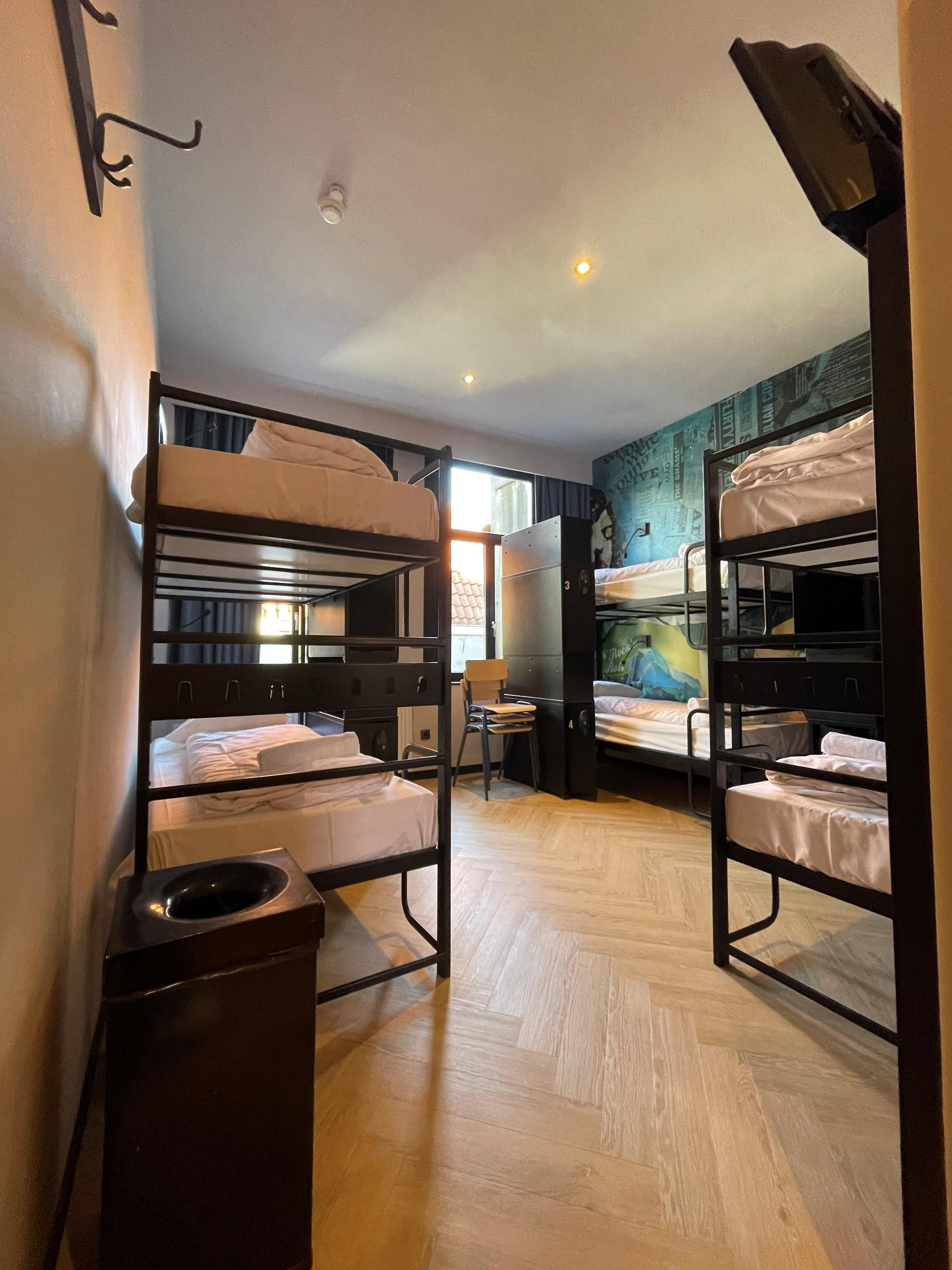 Private, 6 Beds