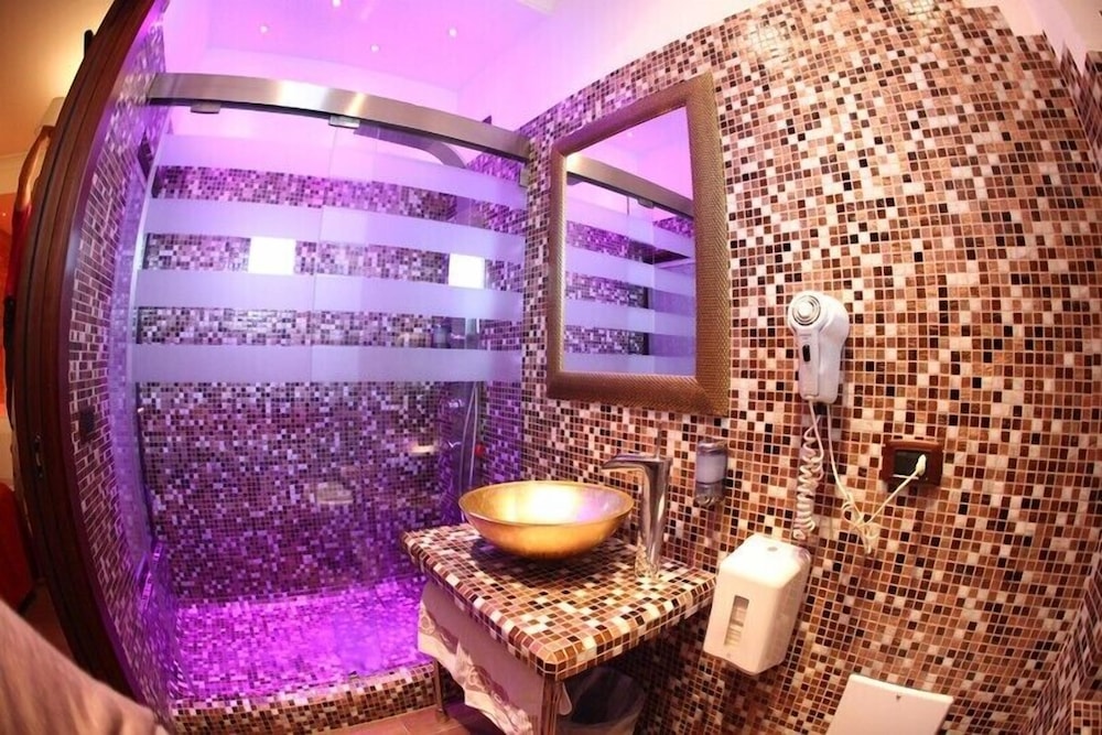 Vogue Hotel 25/50