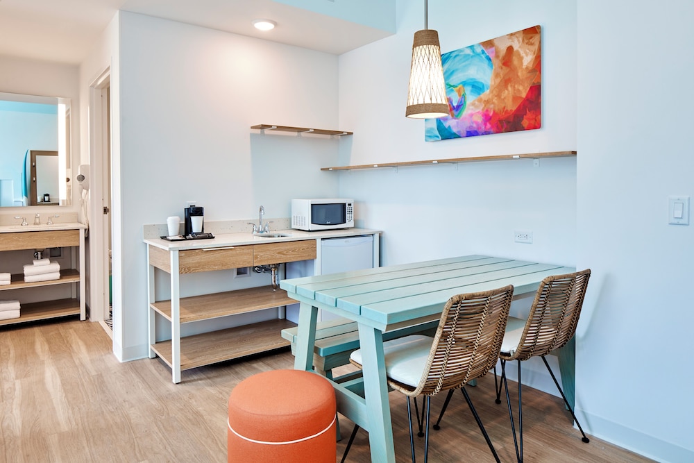 Universal's Endless Summer Resort - Surfside Inn and Suites 12/40