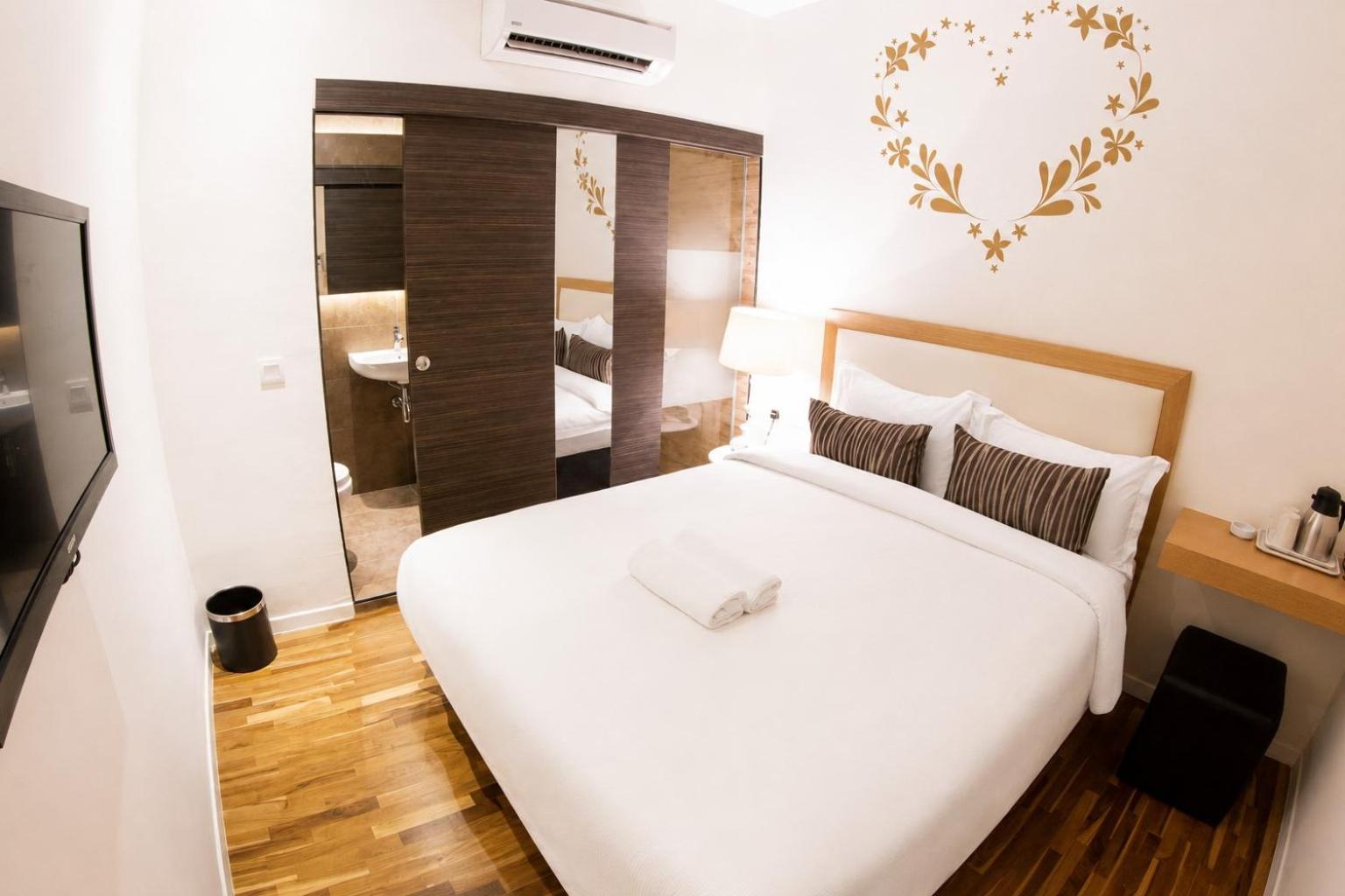 Standard, Queen Bed, No Window