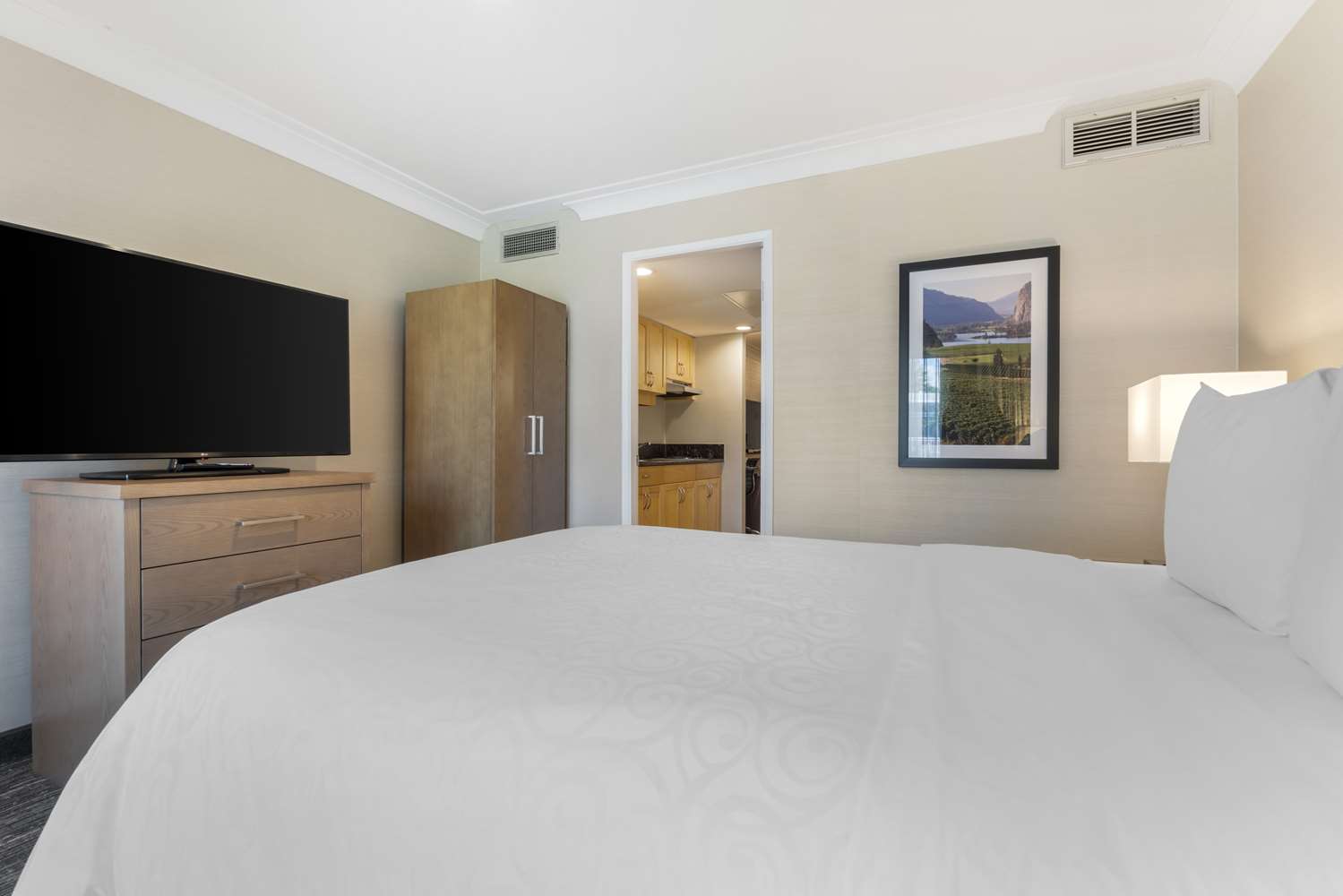 Best Western Plus Kelowna Hotel and Suites 5/15