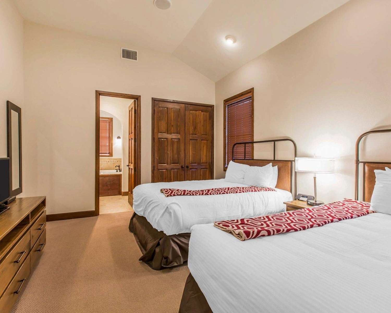 Suite, 1 Queen and 2 King Beds
