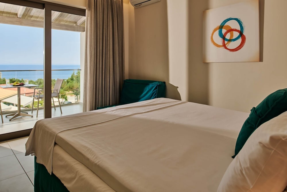 SUPERIOR, POOL AND SEA VIEW