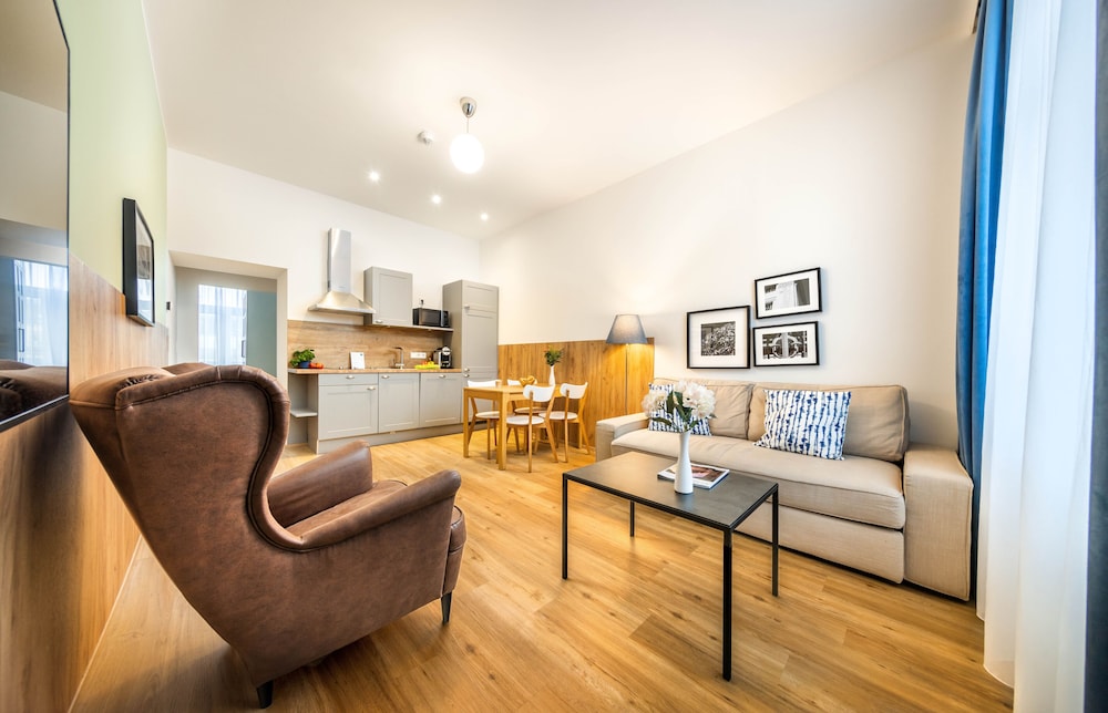 Jimmy's Apartments Emerald 24/46