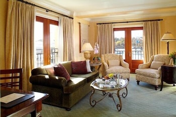 Delamar Greenwich Harbor 40/58