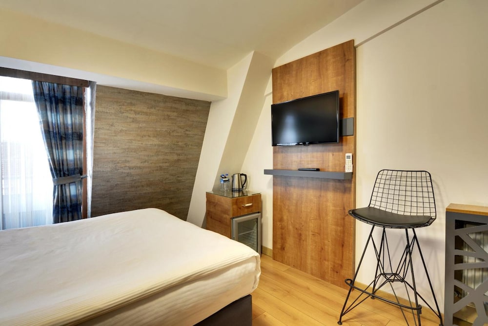 Castillo Luxury Rooms And Suites 9/38