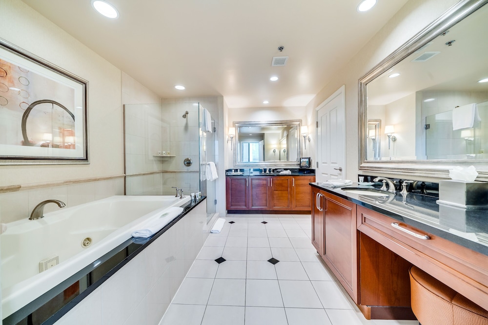 Jet Luxury Resorts @ The Signature Condo Hotel 66/69