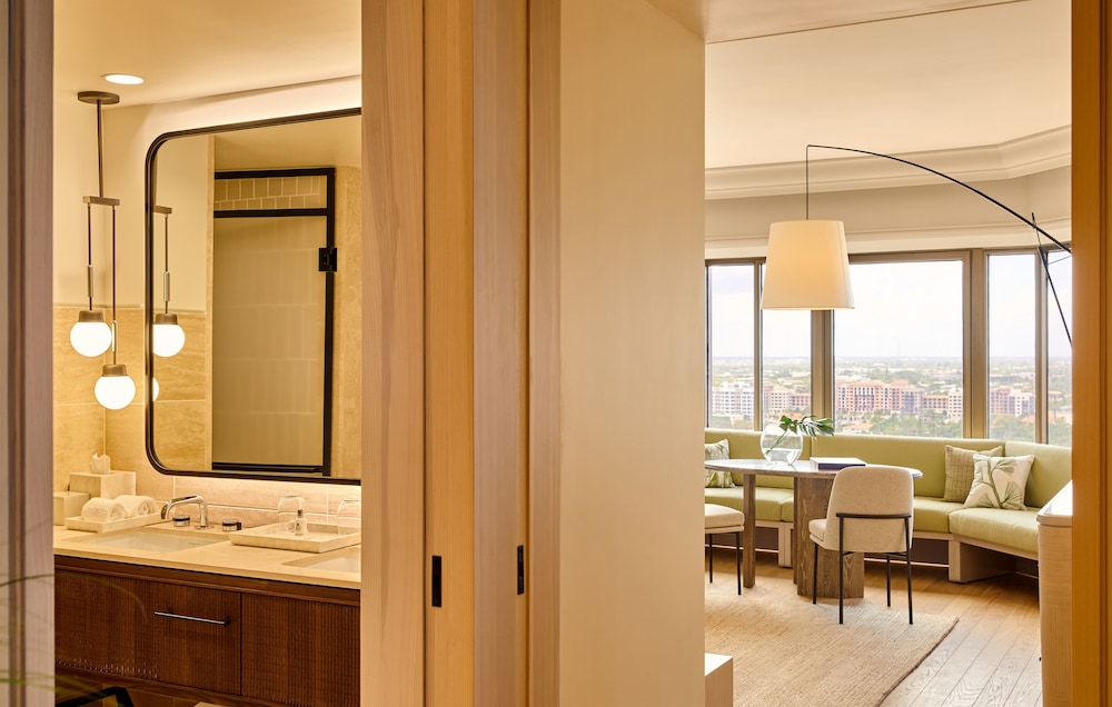 1 Bedroom, Suite, King Bed, Partial Ocean View, Sofa, Club Floor، The Boca Raton 3/3