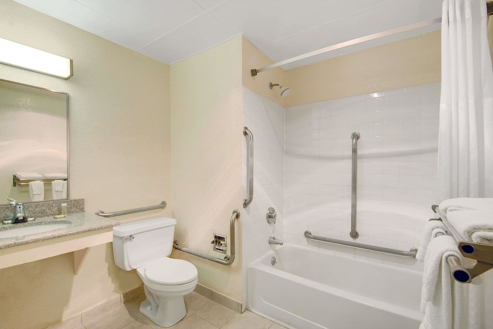 Super 8 By Wyndham Stamford/New York City Area 14/24