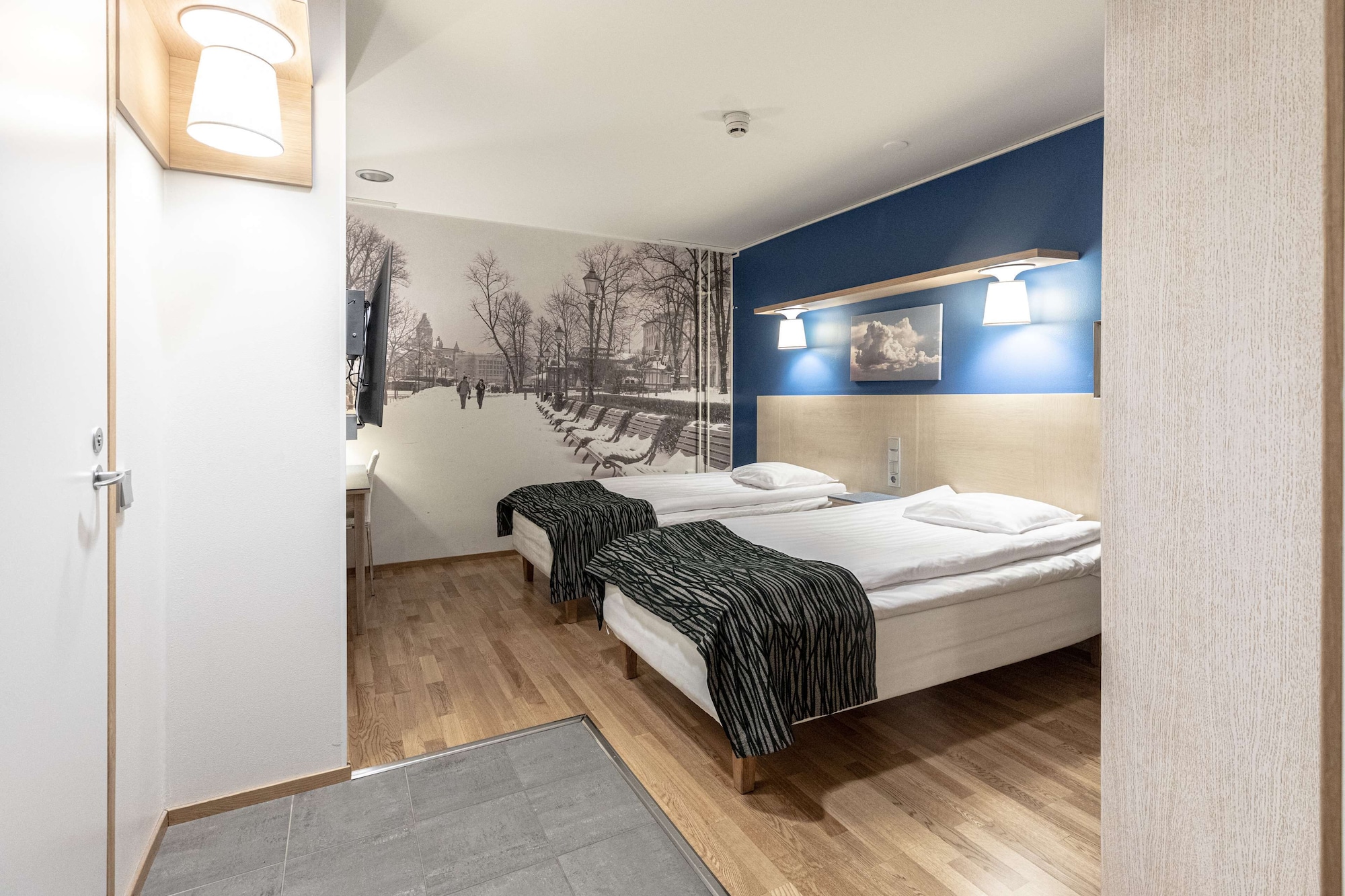 ROOM, TWIN BEDS, NO WINDOW