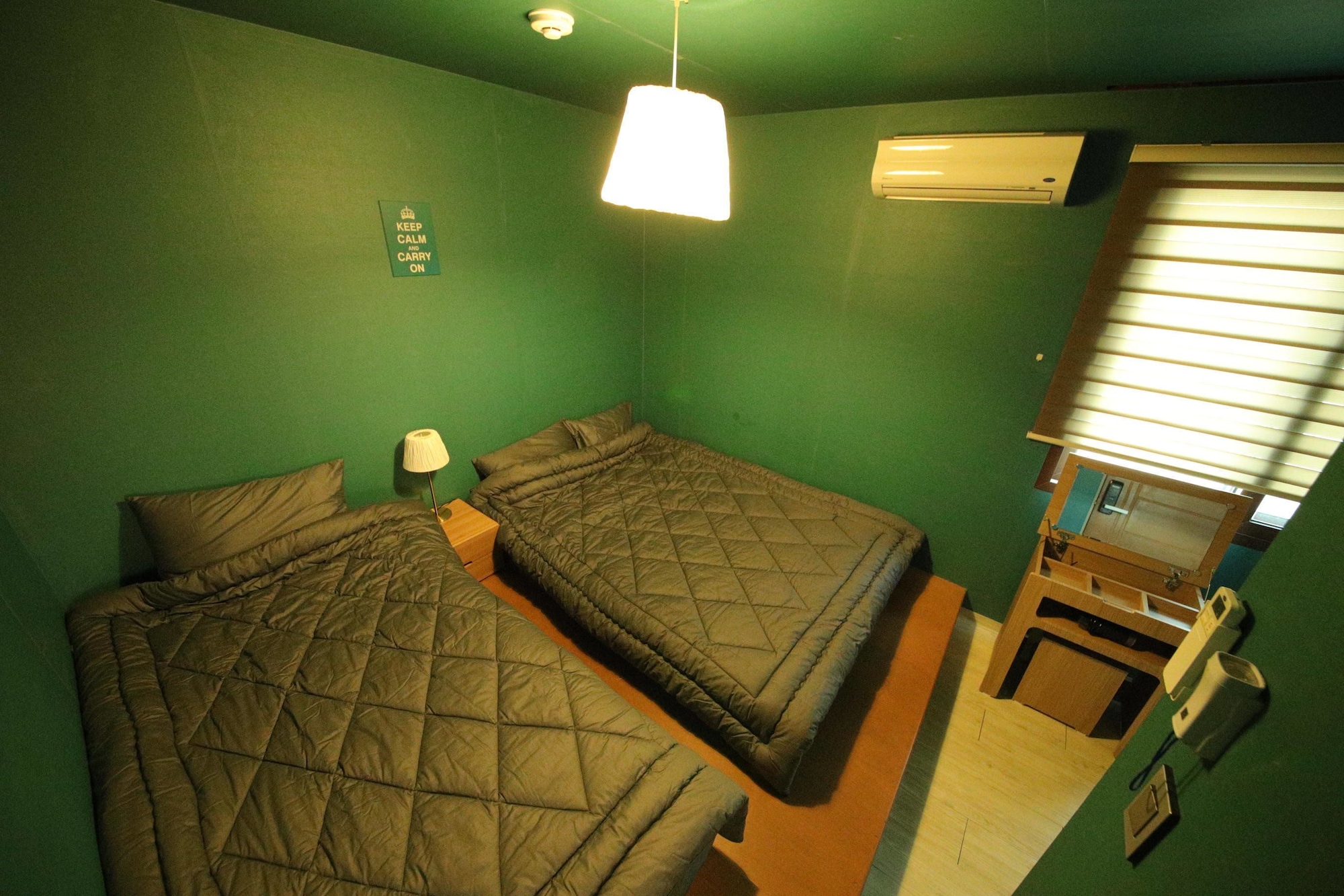 ROOM, TWIN BEDS