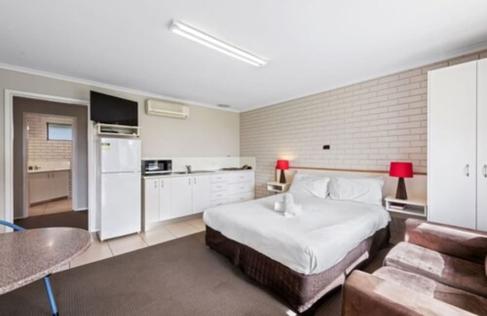 Motel, Standard, Queen and Twin Beds