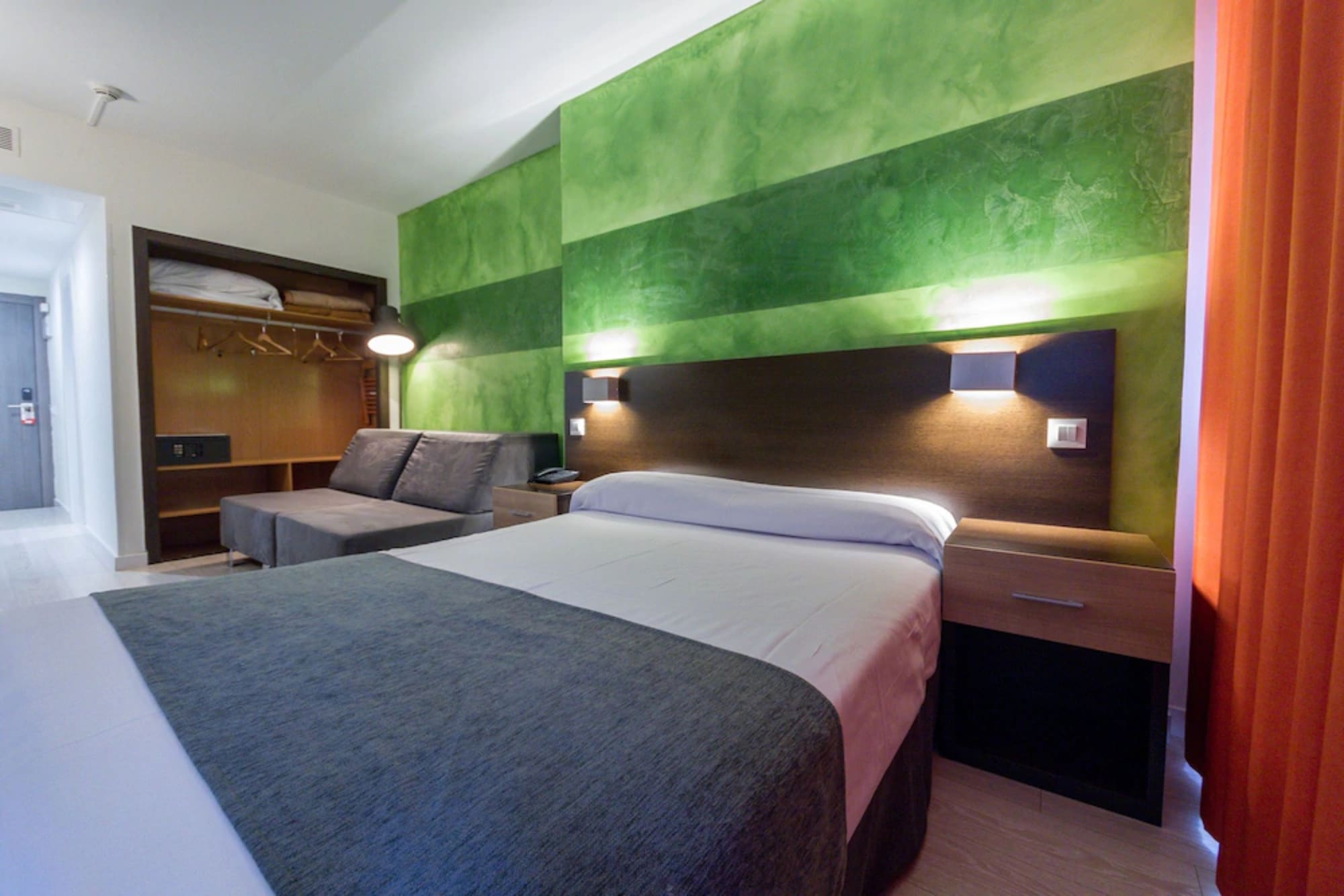 ROOM, TRIPLE