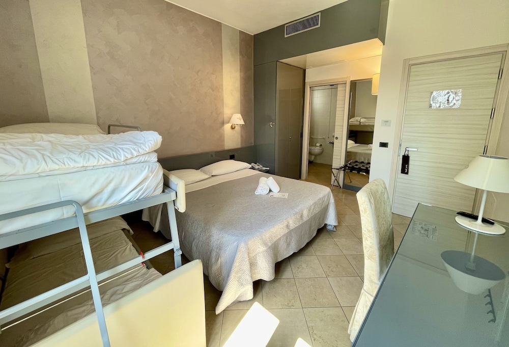 غرفة قياسية رباعية بسرير كوين وسرير بطابقين، Hotel Alfieri 7/10