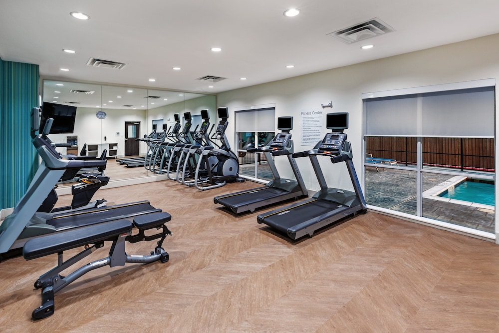 Holiday Inn Express And Suites Denton Sanger 23/34