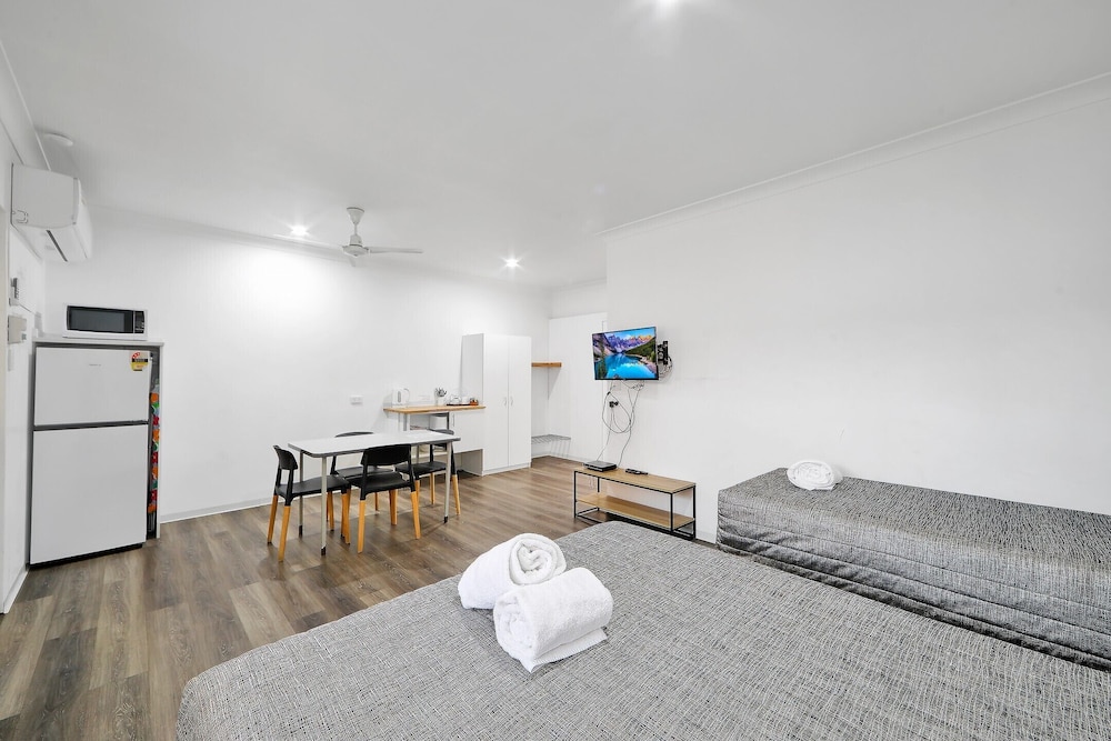 RIVIERA MOTEL BUNDABERG 36/44