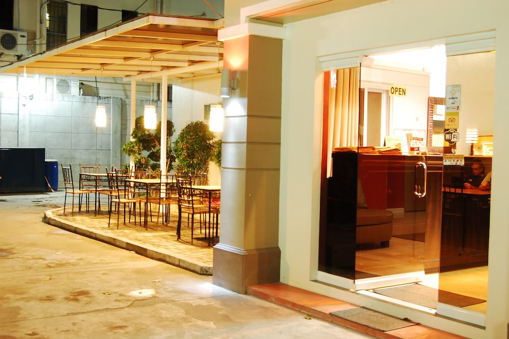 Rumi Apartelle Hotel 16/24