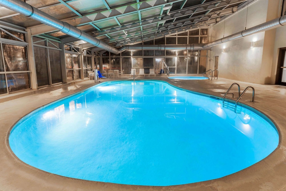 La Quinta Inn & Suites by Wyndham Chicago Tinley Park 7/47