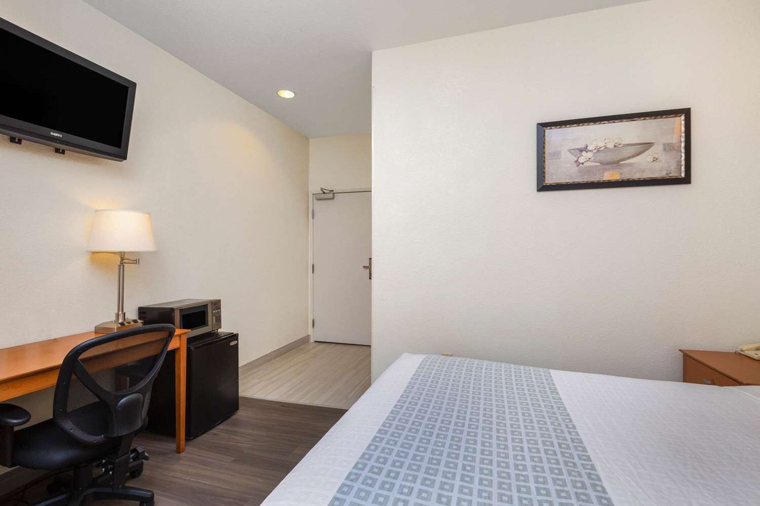 La Quinta Inn & Suites by Wyndham Tulare 10/40