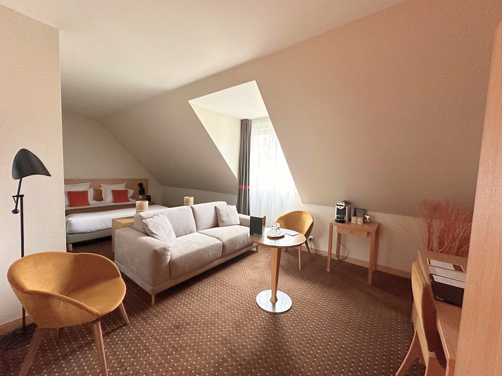 Prestige, Junior Suite, Queen Bed, Garden and Sofa View