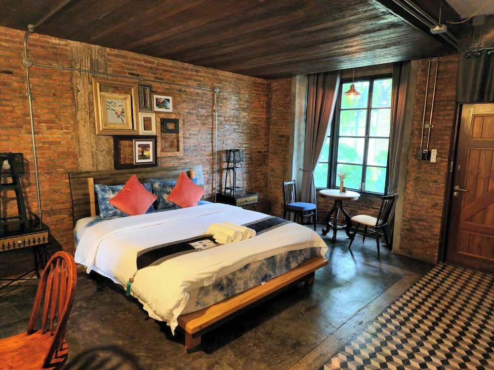 LOFT, DELUXE