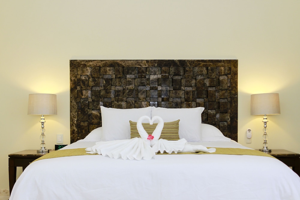 JUNIOR SUITE, KING BED, SOFA, GARDEN AREA