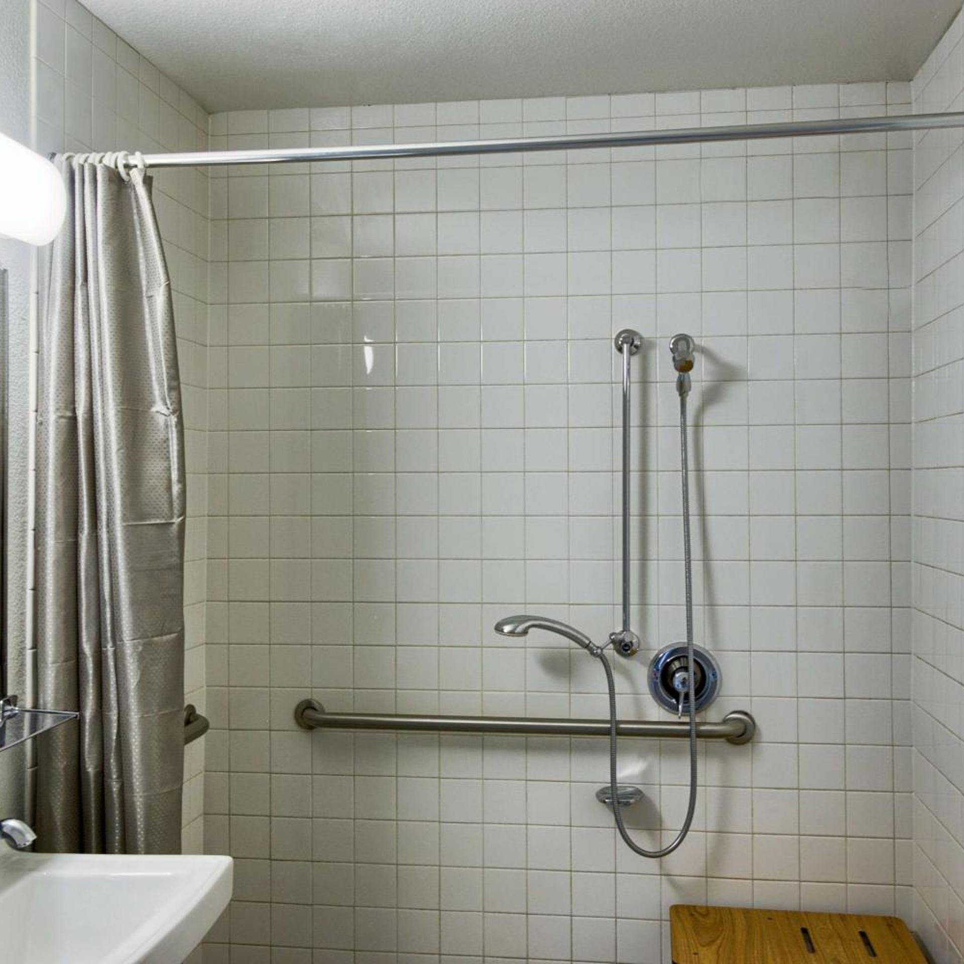 1 Full Bed ADA/RI Shower، Motel6 Everett, WA - North 8/10