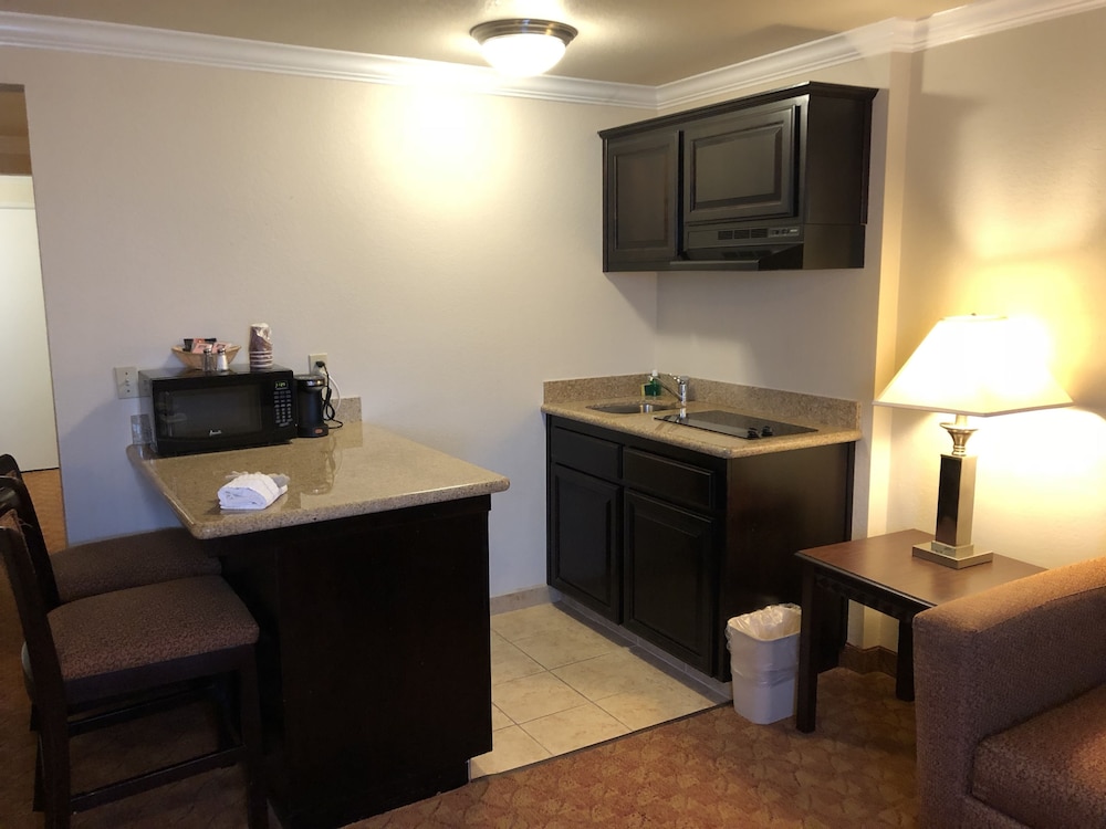 Lompoc Valley Inn and Suites 24/33