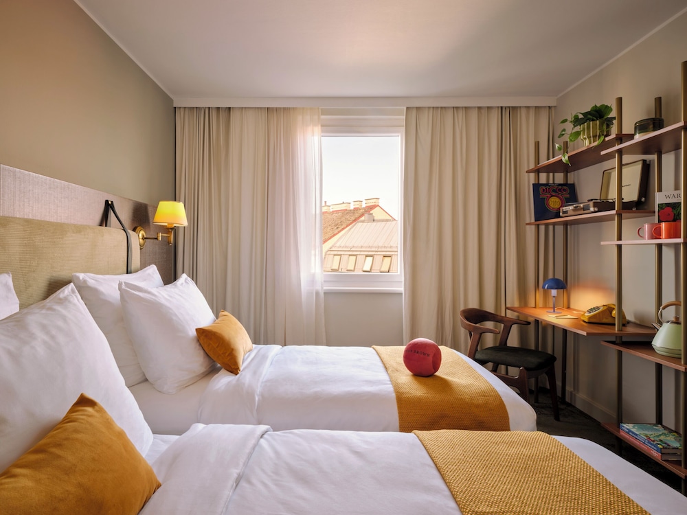 MEDIUM, TWIN BEDS
