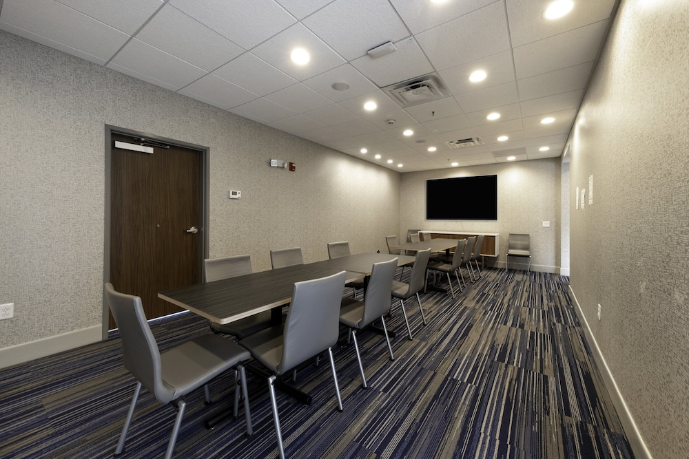 Holiday Inn Express Suites Staunton 63/75