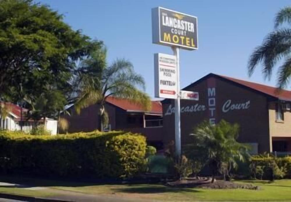 Lancaster Court Motel 42/43