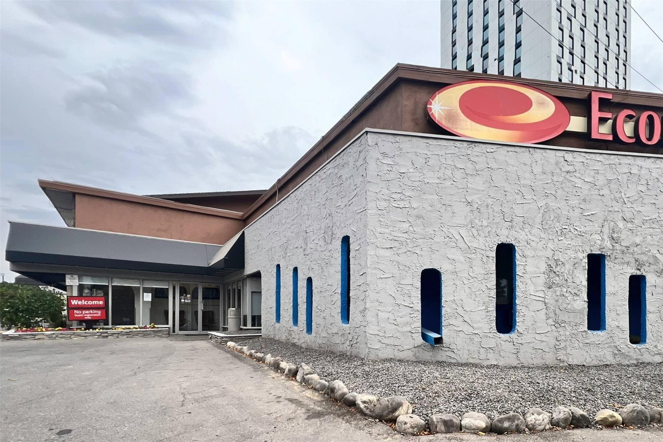 Econo Lodge Calgary Motel Village 5/13