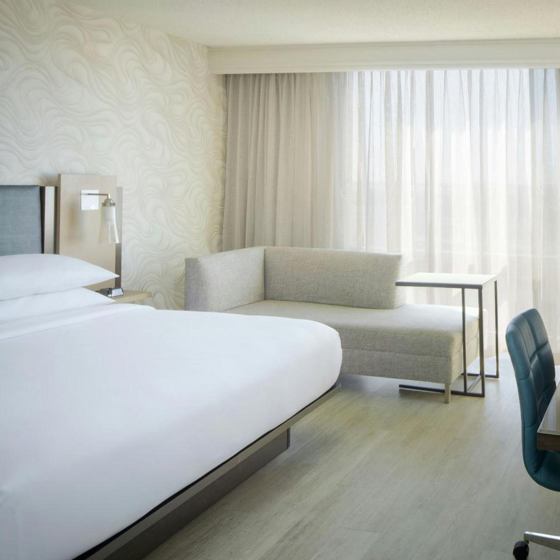 غرفة بسرير كينج بحوض استحمام لذوي الإعاقة، Marriott Miami Airport 3/10