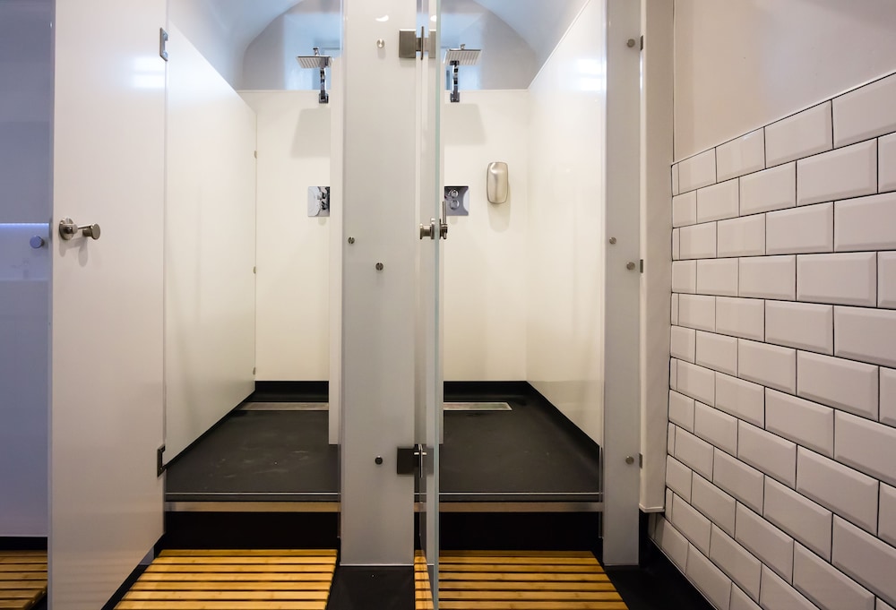 CoDE Pod Hostels THE CoURT 27/49