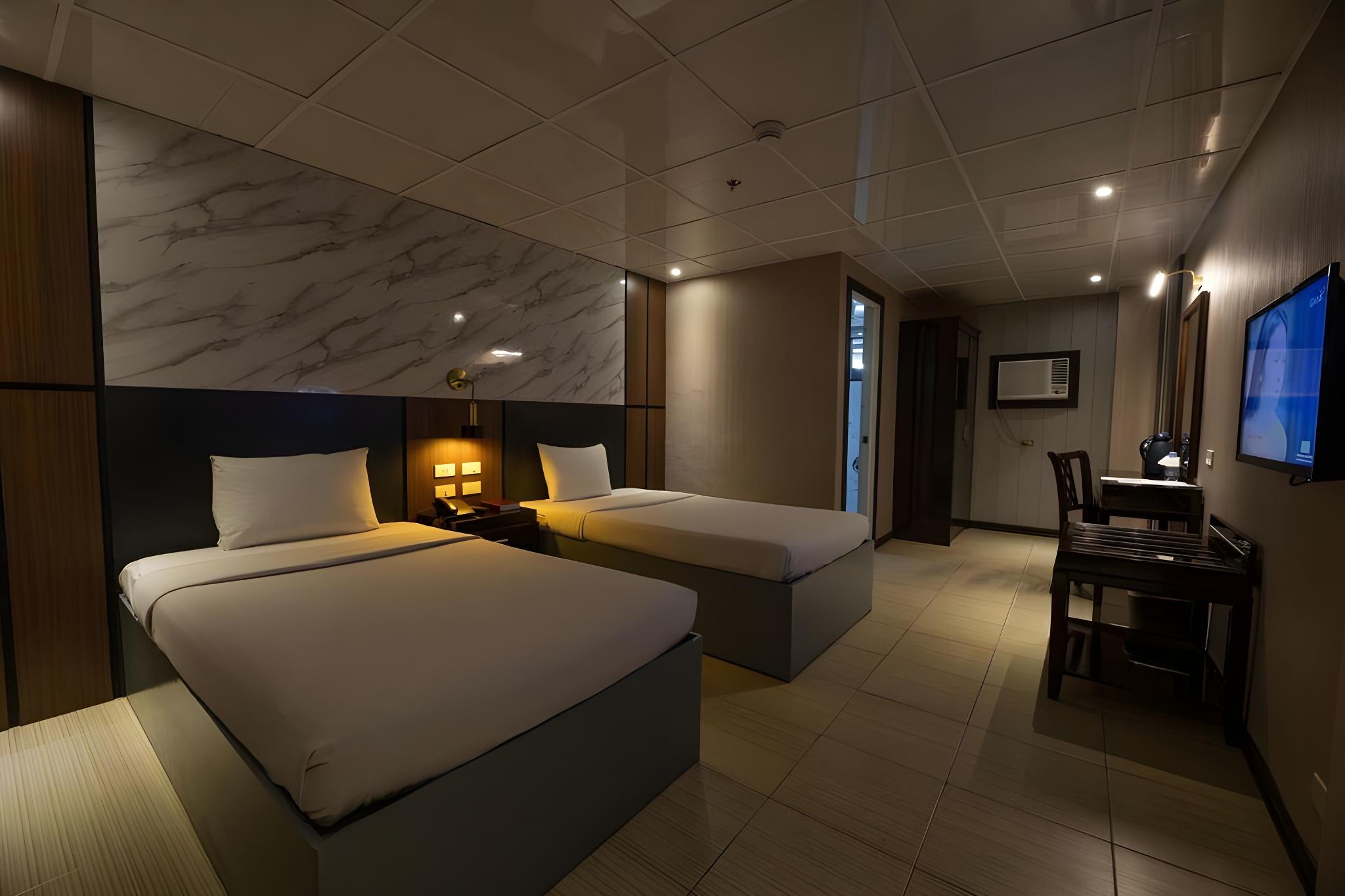 Junior, Twin Beds, 2 Double Beds, No Window
