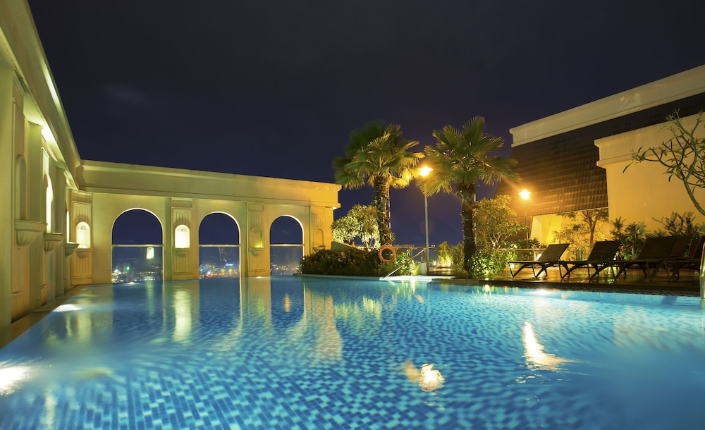 Ami Splendid Rooftop Pool 5/50