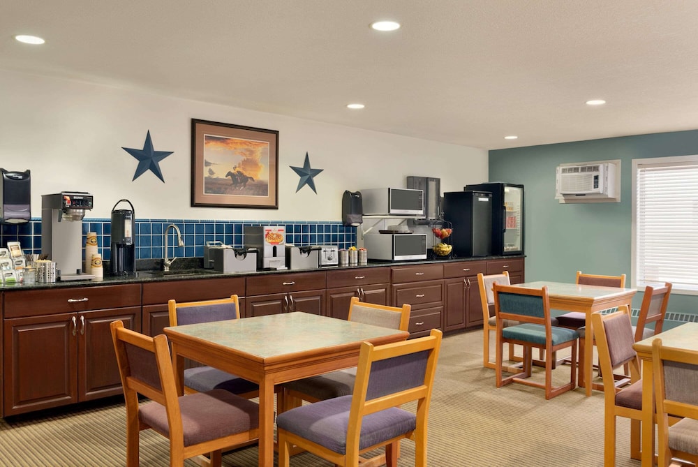 Travelodge by Wyndham Edson 2409079 Alberta Ltd. 45/53