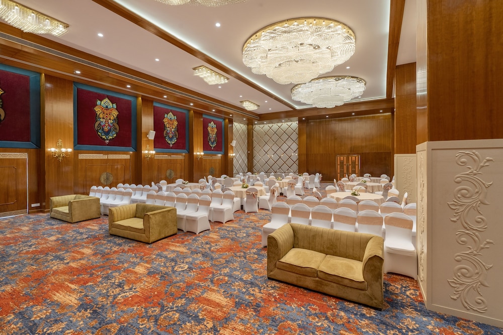 Shyama Sarovar Portico 7/64