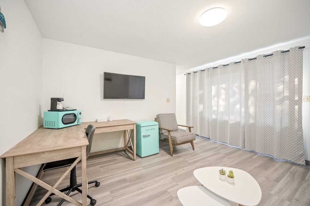 Founder's Brook Motel & Suites 20/48