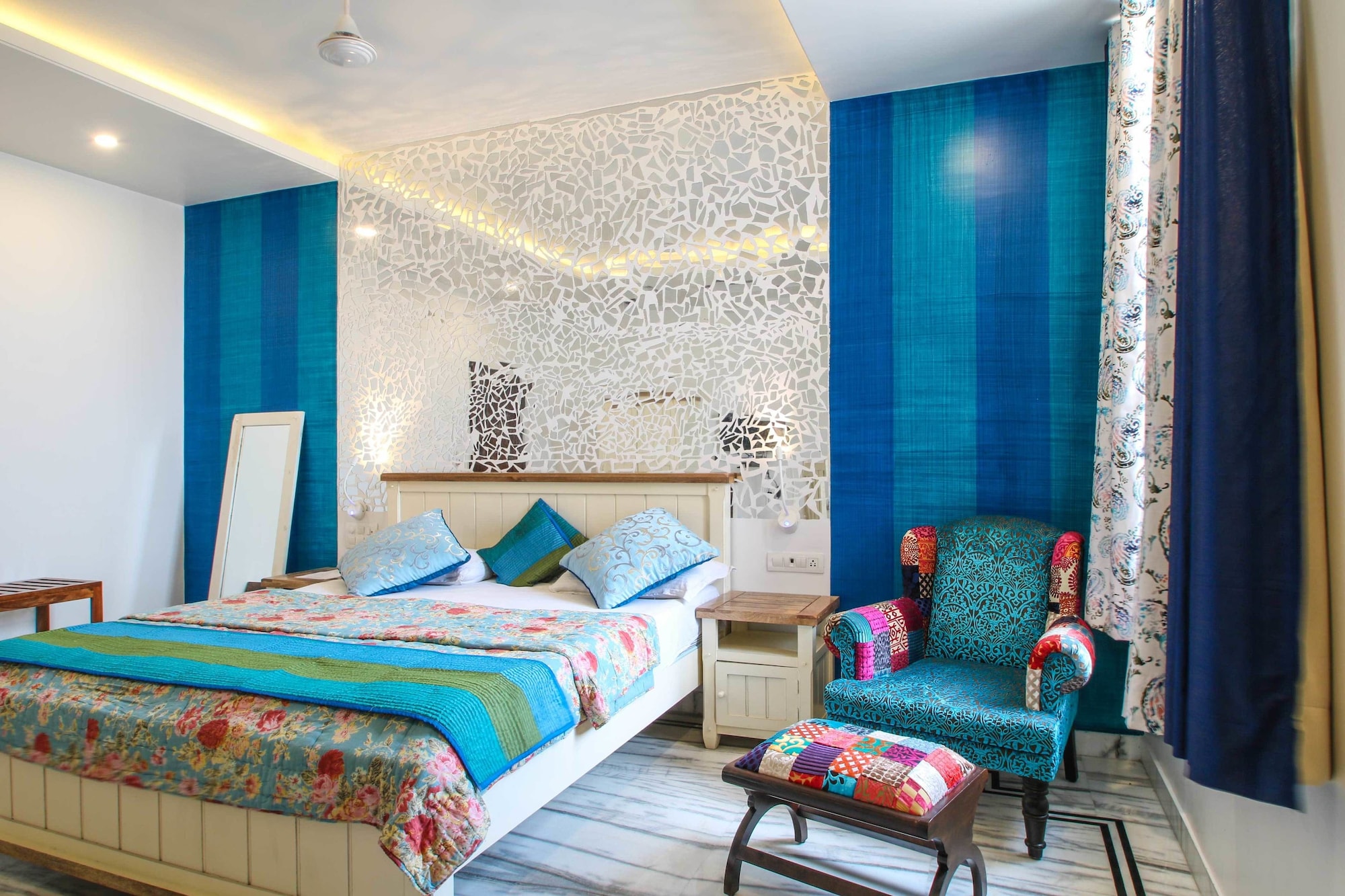 Super, Deluxe, King Bed 2/10