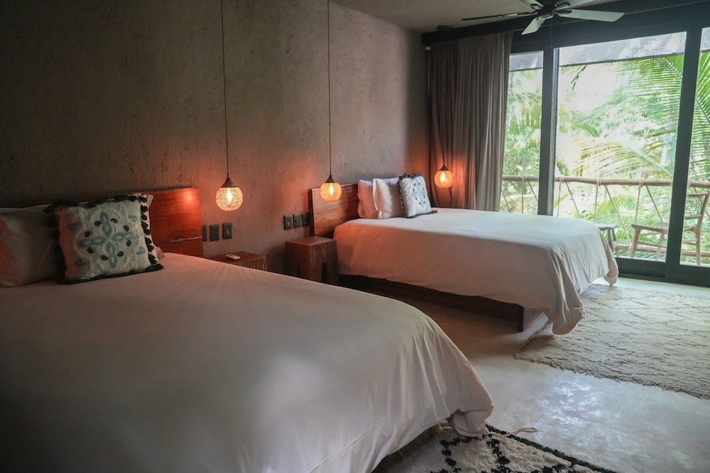 DELUXE, 2 DOUBLE BEDS