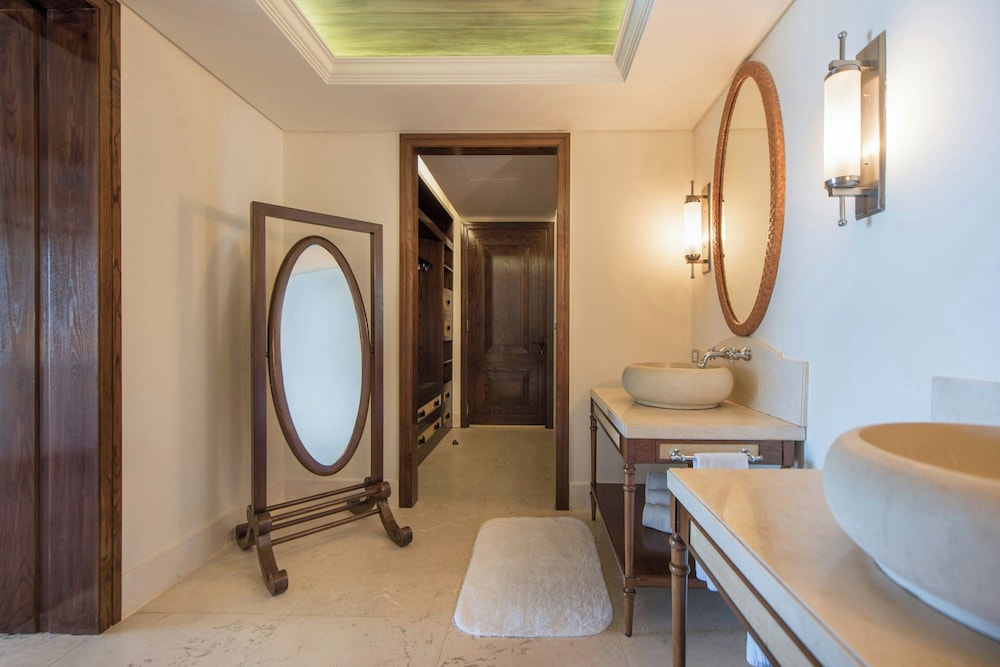 جناح بسرير كينج بشرفة مع أريكة، The St. Regis Le Morne Resort, Mauritius 6/6