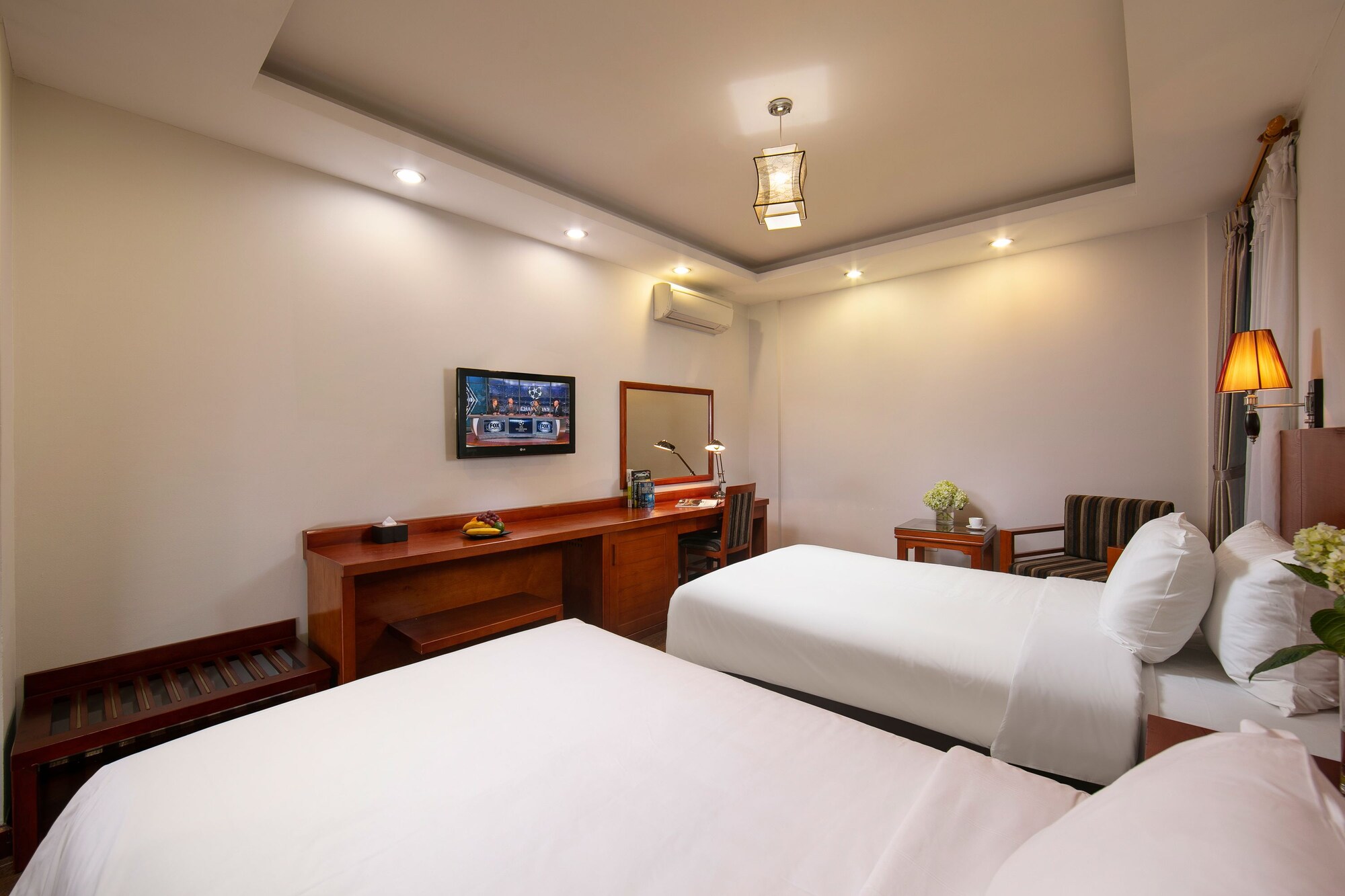 DELUXE, DOUBLE OR TWIN BED