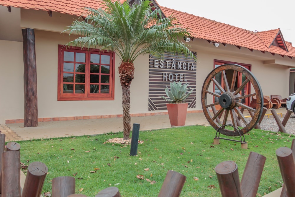 Estancia Hotel 50/57