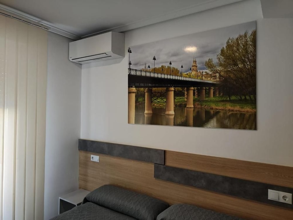Hostal Rioja Condestable 2/48