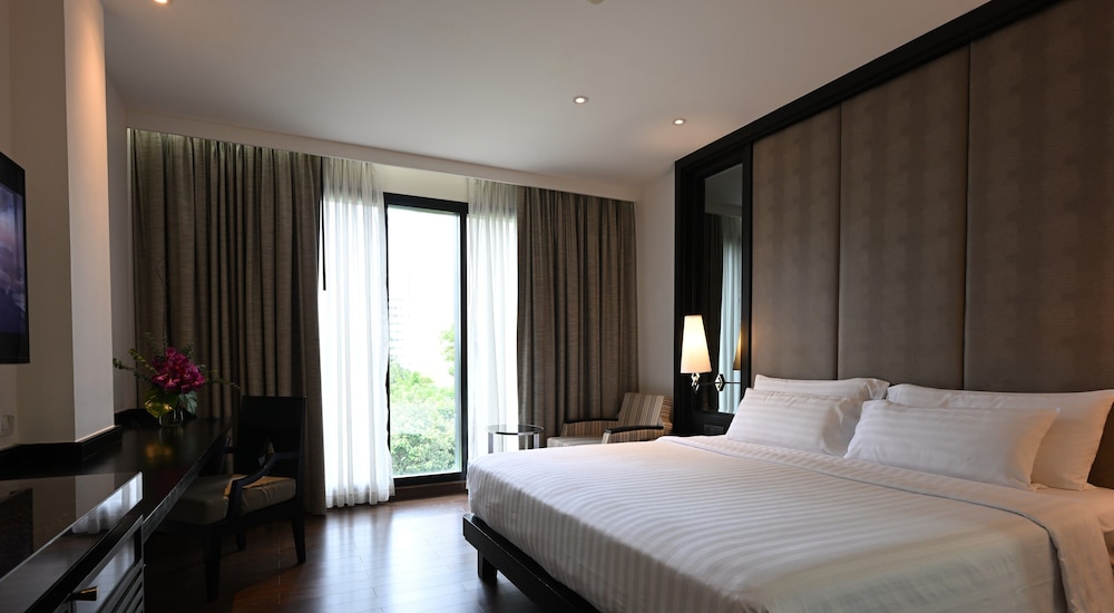 DELUXE, KING BED