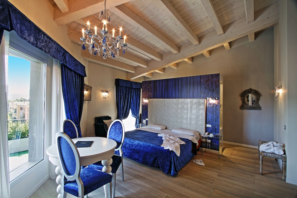 SUITE, DOUBLE BED, HOT TUB, BALCONY